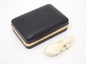 鯨歯瓢箪彫ブローチ　□z